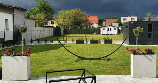 Aranżacja ogrodu z dwiema donicami betonowymi Torre 70