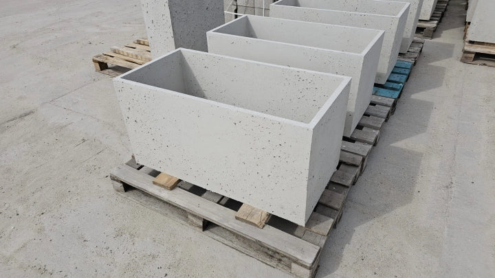 Prostokątna donica z betonu architektonicznego Forma 100/60, 100 × 60 × 60 cm – ujęcie 5