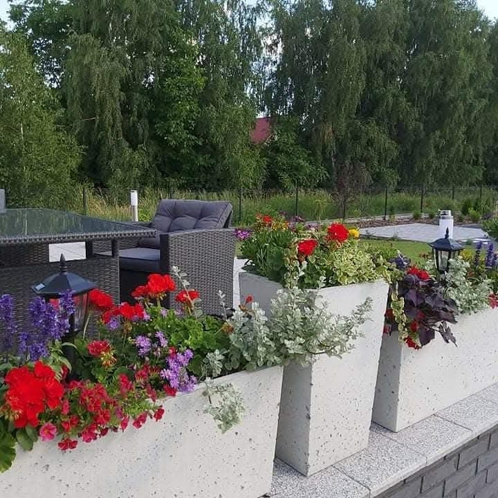 Wysoka donica z betonu architektonicznego Torre 60, 37 × 37 × 60 cm – ujęcie 3