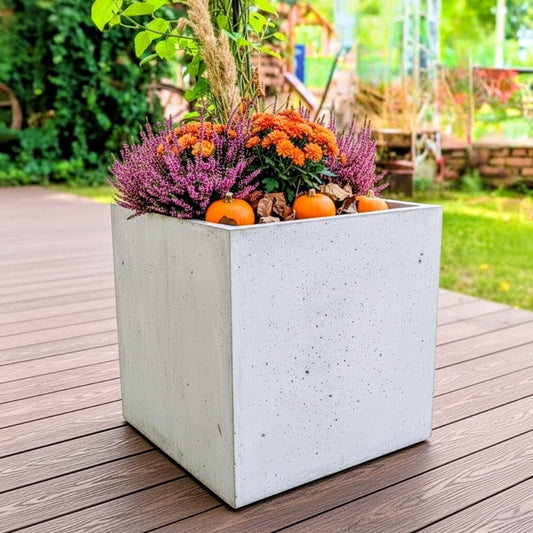 Kwadratowa donica z betonu architektonicznego Cubo 50, 50 × 50 × 50 cm – ujęcie 2
