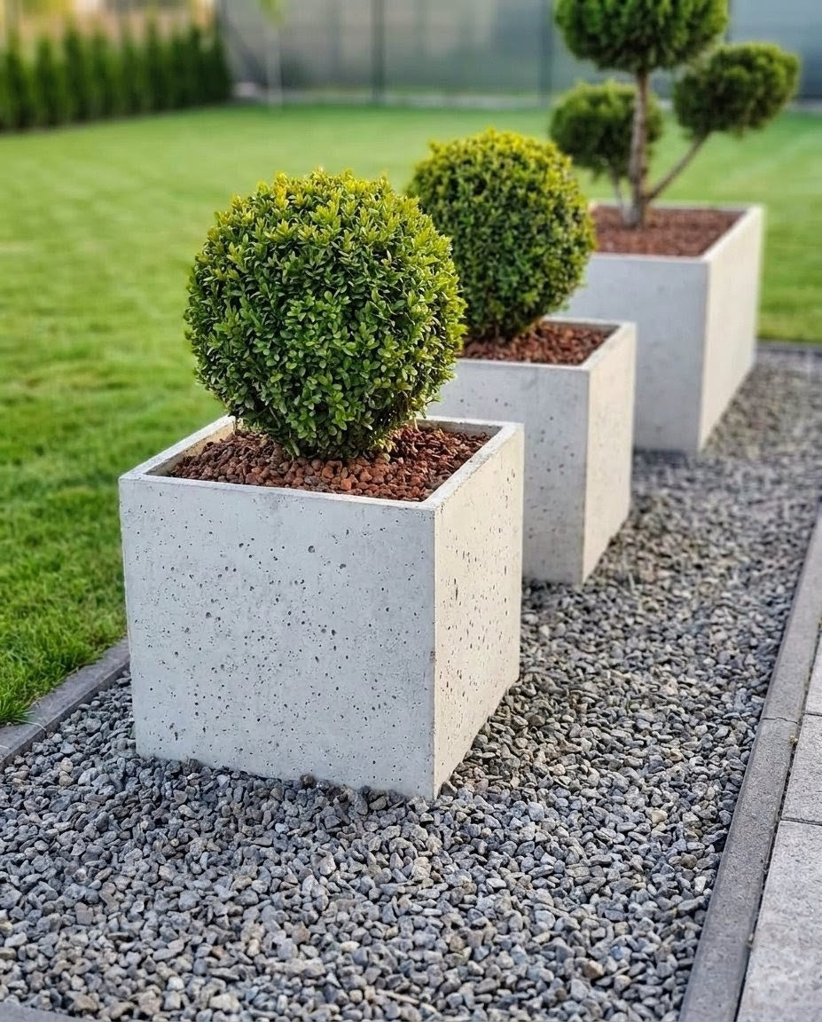 Kwadratowa donica z betonu architektonicznego Cubo 40, 40 × 40 × 40 cm – ujęcie 2