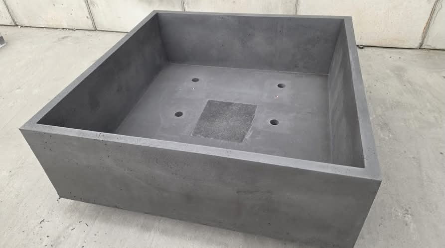 Kwadratowa donica z betonu architektonicznego Cubo 150, 150 × 150 × 50 cm – ujęcie 5