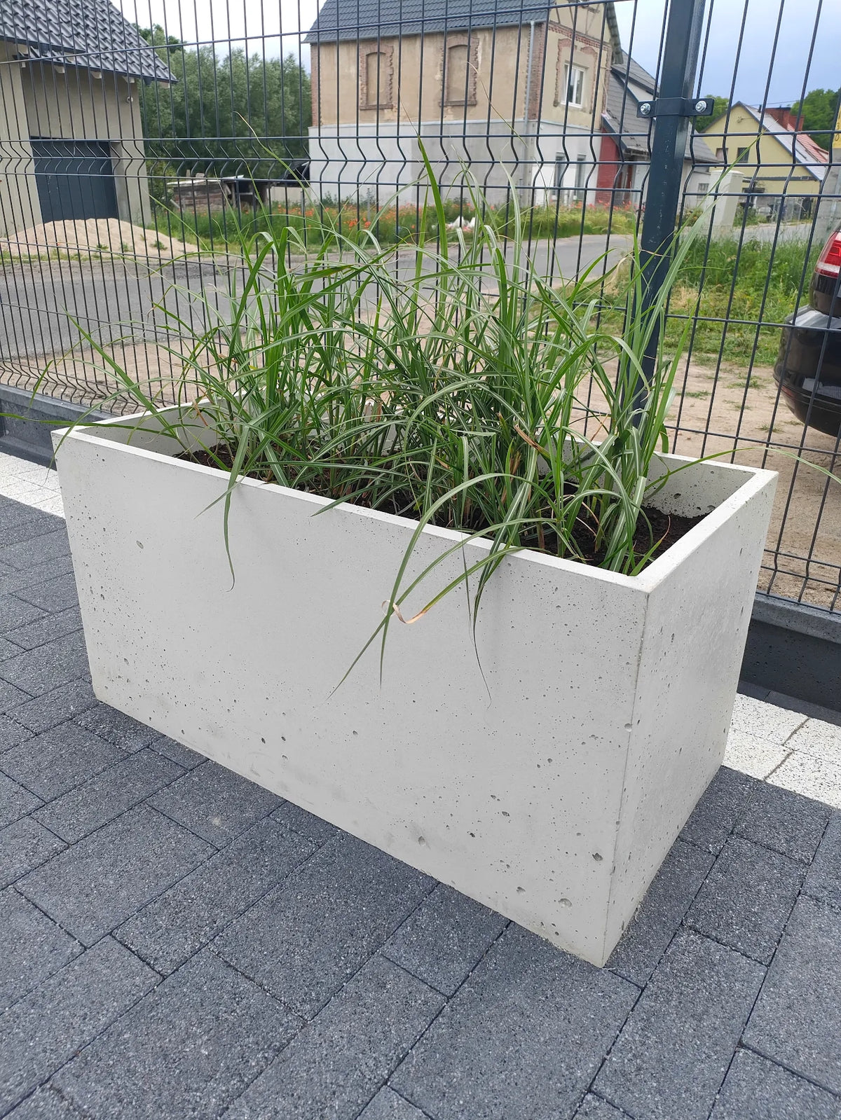 Prostokątna donica z betonu architektonicznego Forma 100/40, 100 × 40 × 40 cm – ujęcie 3