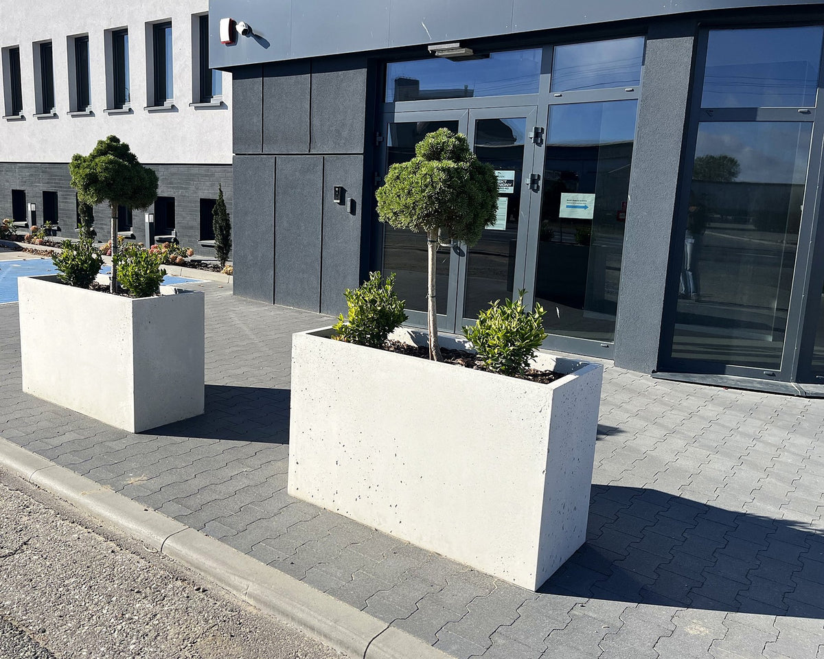 Betonowa donica Forma 120/75 120x50x75 cm – realizacja przy parkingu
