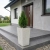 donice-beton-architektoniczny-beton-betonowa-z-betonu-na-balkon-na-taras-przed-domem-do-ogrodu-do-salonu-na-zewnatrz-mrozoodporna-wysoka-waska-kwadratowa-nowoczesna-37x37x60-trapezowa.webp