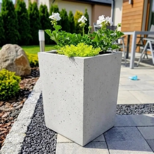 donica-beton-architektoniczny-beton-betonowa-z-betonu-na-balkon-na-taras-przed-domem-do-ogrodu-do-salonu-na-zewnatrz-mrozoodporna-niska-mala-linea-45-355x355x45-cm-trapezowa.webp