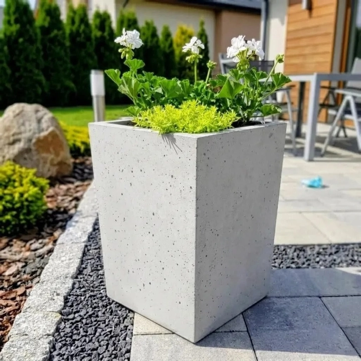 donica-beton-architektoniczny-beton-betonowa-z-betonu-na-balkon-na-taras-przed-domem-do-ogrodu-do-salonu-na-zewnatrz-mrozoodporna-niska-mala-linea-45-355x355x45-cm-trapezowa.webp