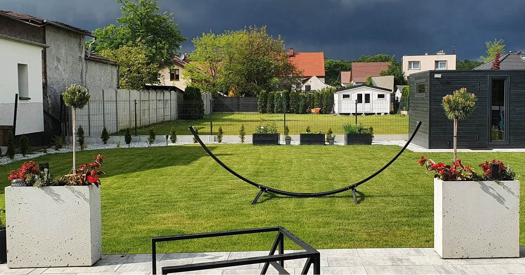 Donica betonowa Torre 70 jako parawan z trawami ozdobnymi